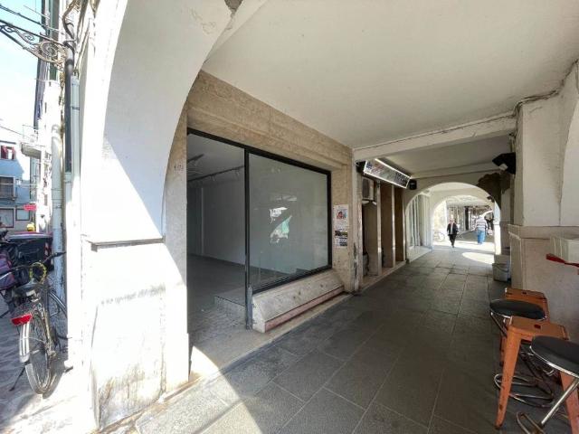 Locale Commerciale in affitto a Chioggia, Veneto