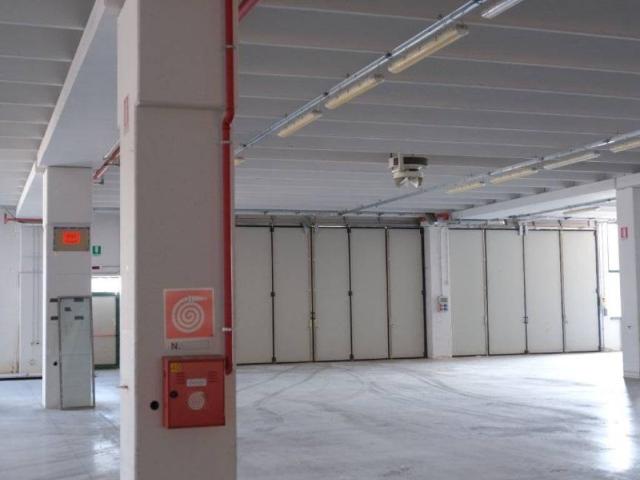 Locale Commerciale in affitto a Piovene Rocchette, Veneto