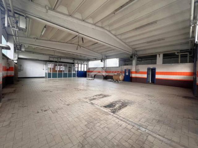 Locale Commerciale in affitto a Chiuro, Lombardia