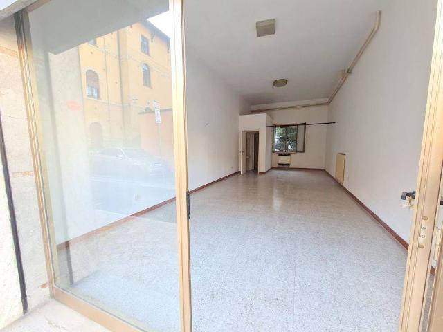 Locale Commerciale in affitto a La Collina, Chiusi Città