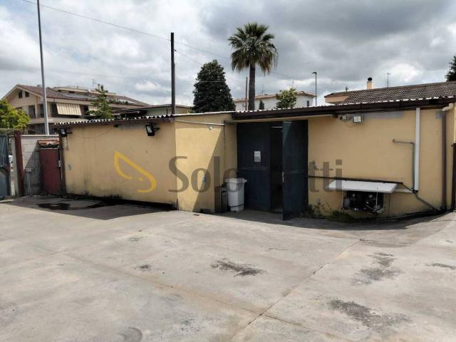 Locale Commerciale in affitto a Villaggio Vigna Fiorita, Roma Capitale