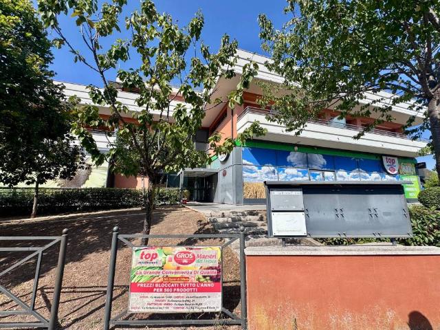 Locale Commerciale in affitto a Villaggio Vigna Fiorita, Roma Capitale