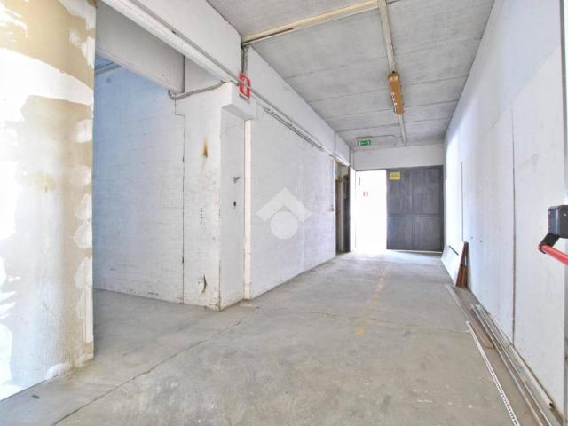 Locale Commerciale in affitto a Piemonte, Vercelli