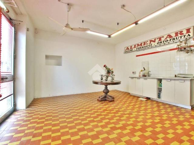 Locale Commerciale in affitto a Piemonte, Vercelli