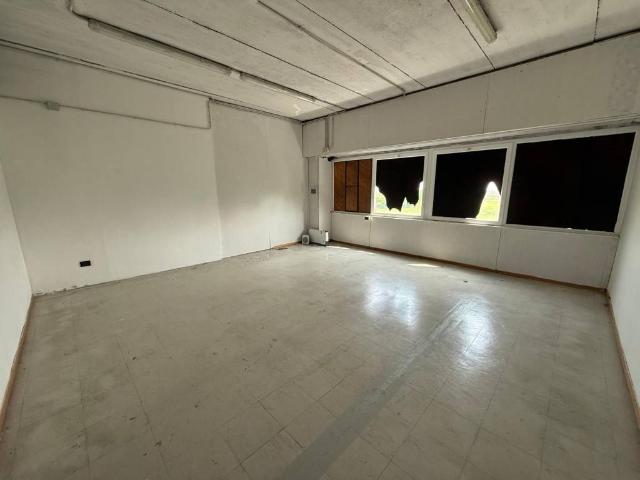 Locale Commerciale in affitto a Piemonte, Vercelli