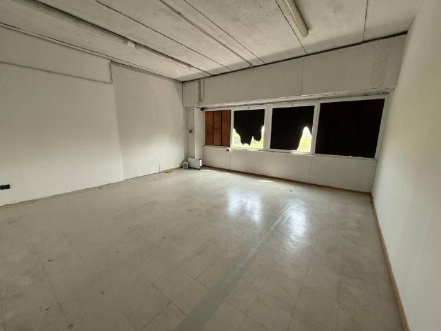 Locale Commerciale in affitto a Piemonte, Vercelli
