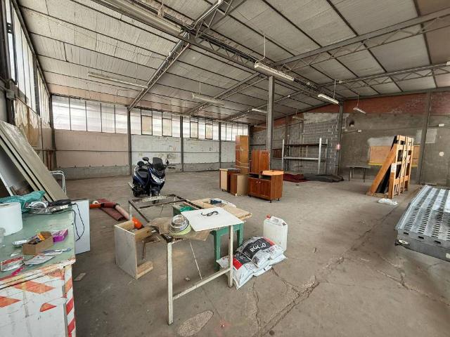 Locale Commerciale in affitto a Piemonte, Vercelli
