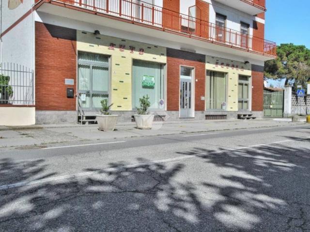 Locale Commerciale in affitto a Piemonte, Vercelli