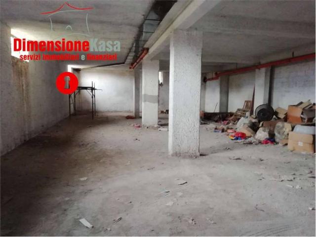 Locale Commerciale in affitto a Cimitile, Campania