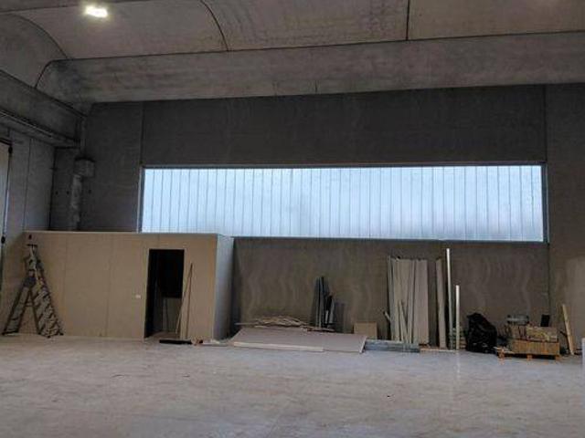 Locale Commerciale in affitto a Marche, Macerata