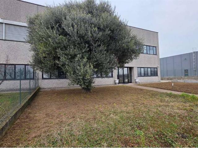 Locale Commerciale in affitto a Cirimido, Lombardia