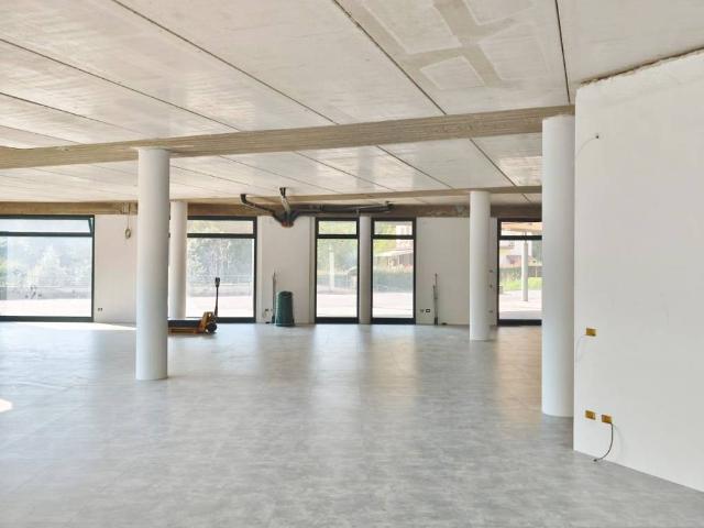 Locale Commerciale in affitto a Cisano Bergamasco, Bergamo