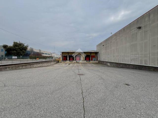 Locale Commerciale in affitto a Ciserano, Lombardia
