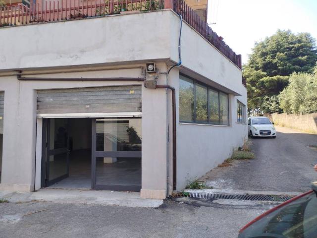 Locale Commerciale in affitto a Cisterna Di Latina, Lazio