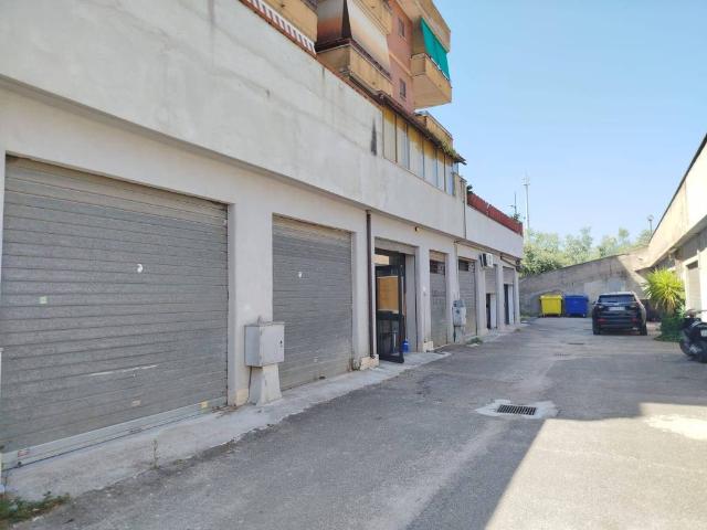 Locale Commerciale in affitto a Cisterna Di Latina, Lazio