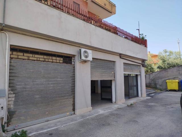 Locale Commerciale in affitto a Cisterna Di Latina, Lazio