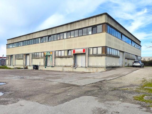 Locale Commerciale in affitto a Pulciarati, Città Di Castello