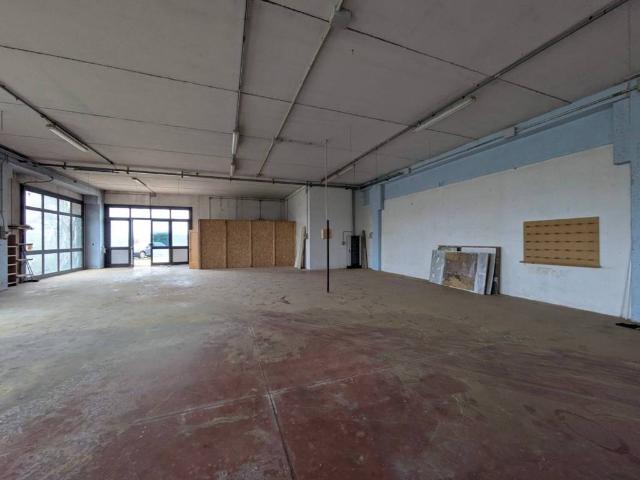 Locale Commerciale in affitto a Regnano, San Leo Bastia