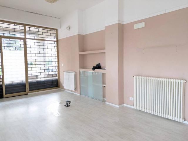 Locale Commerciale in affitto a San Leo Bastia, Umbria
