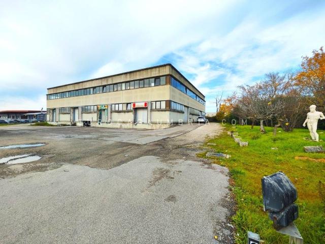 Locale Commerciale in affitto a San Leo Bastia, Umbria