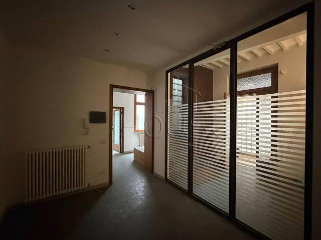 Locale Commerciale in affitto a San Leo Bastia, Umbria