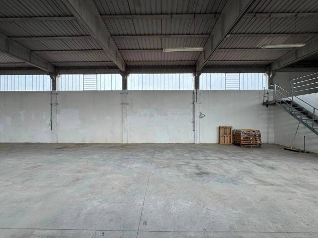 Locale Commerciale in affitto a Regnano, San Leo Bastia