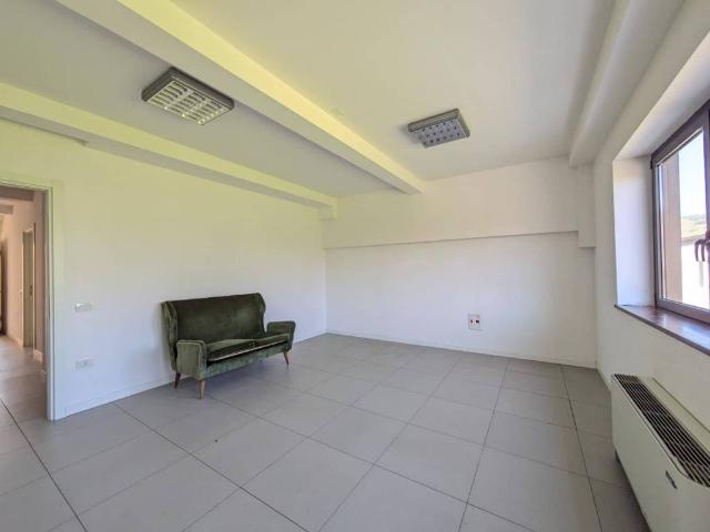 Locale Commerciale in affitto a Riosecco, San Leo Bastia