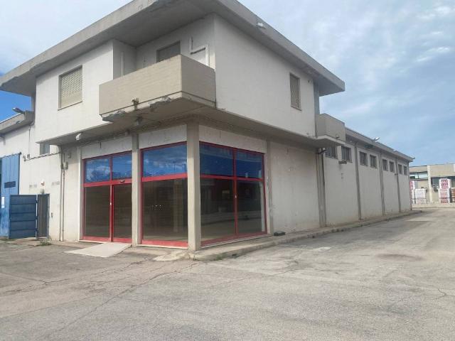Locale Commerciale in affitto a Città Sant'angelo, Abruzzo