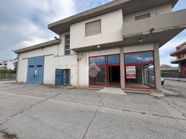 Locale Commerciale in affitto a Città Sant'angelo, Abruzzo