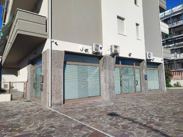 Locale Commerciale in affitto a Città Sant'angelo, Abruzzo