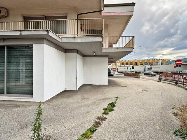 Locale Commerciale in affitto a Città Sant'angelo, Abruzzo