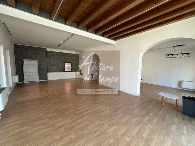 Locale Commerciale in affitto a Cittadella, Veneto