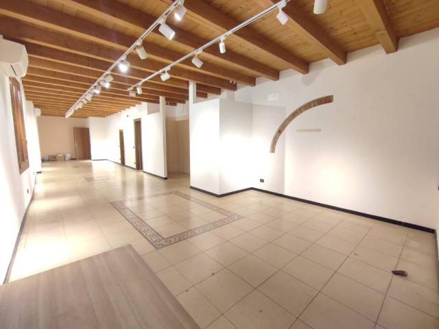 Locale Commerciale in affitto a Cittadella, Veneto