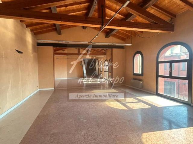 Locale Commerciale in affitto a Cittadella, Veneto