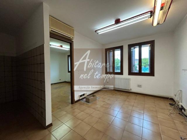 Locale Commerciale in affitto a Cittadella, Veneto