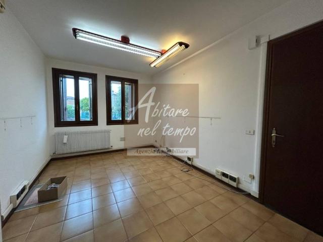 Locale Commerciale in affitto a Cittadella, Veneto