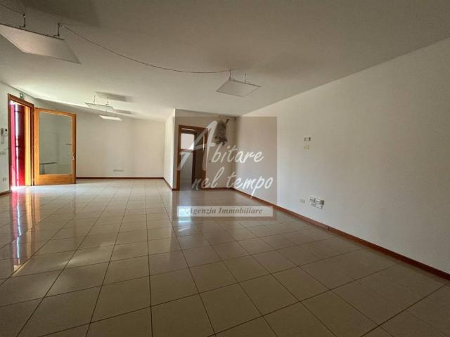 Locale Commerciale in affitto a Cittadella, Veneto