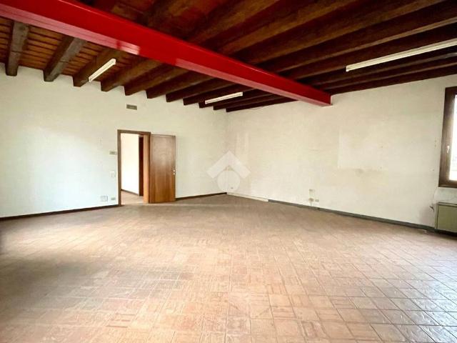 Locale Commerciale in affitto a Cittadella, Veneto