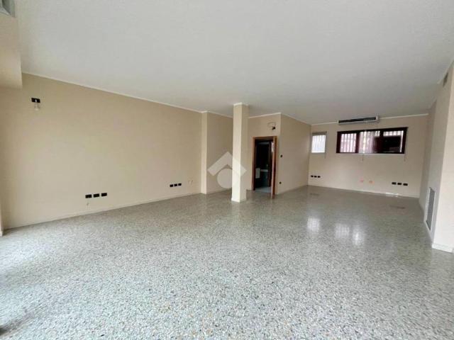 Locale Commerciale in affitto a Cittadella, Veneto