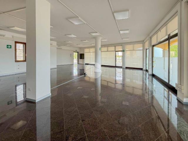 Locale Commerciale in affitto a Cividate Al Piano, Lombardia