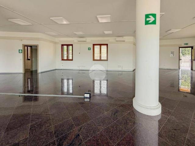 Locale Commerciale in affitto a Cividate Al Piano, Lombardia