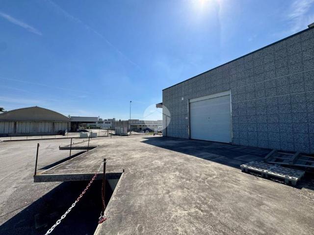 Locale Commerciale in affitto a Zona Industriale A, Marche
