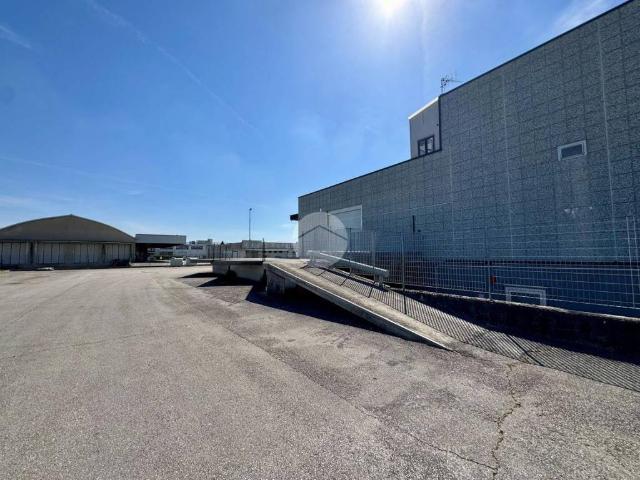 Locale Commerciale in affitto a Zona Industriale A, Marche