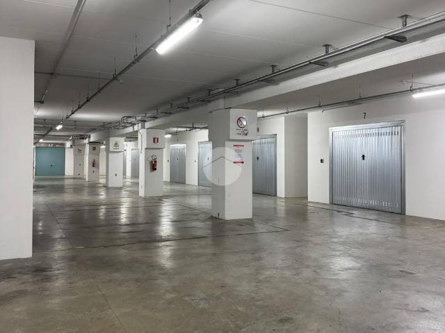 Locale Commerciale in affitto a Zona Industriale A, Marche