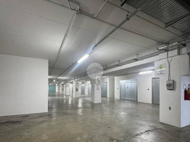 Locale Commerciale in affitto a Zona Industriale A, Marche