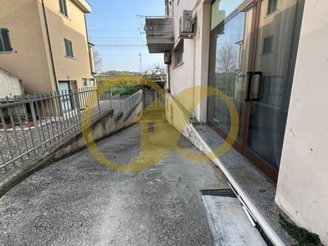 Locale Commerciale in affitto a Marche, Macerata