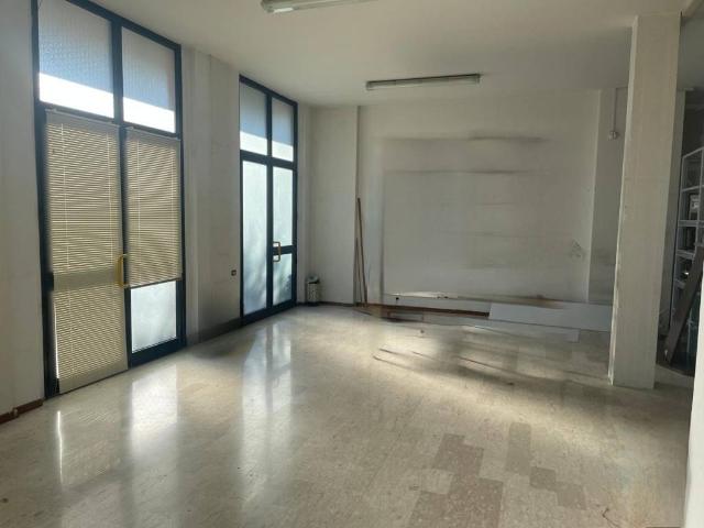 Locale Commerciale in affitto a Marche, Macerata