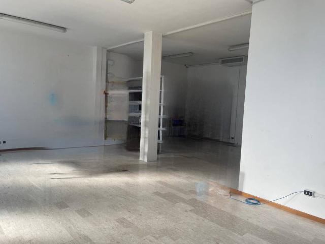 Locale Commerciale in affitto a Marche, Macerata