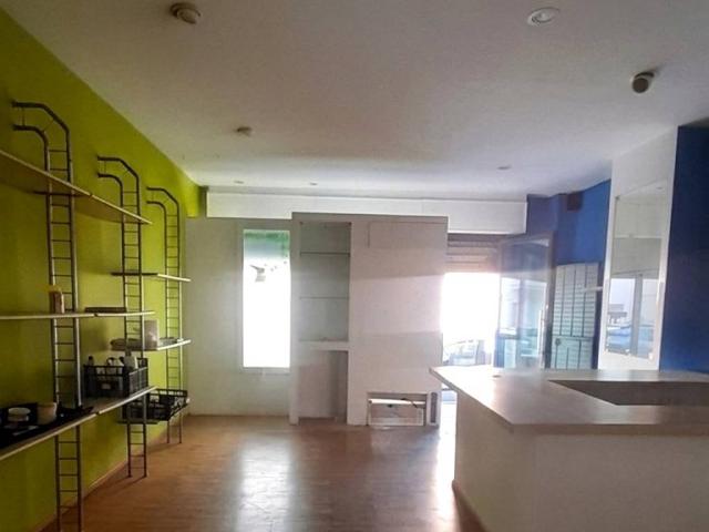 Locale Commerciale in affitto a Marche, Macerata