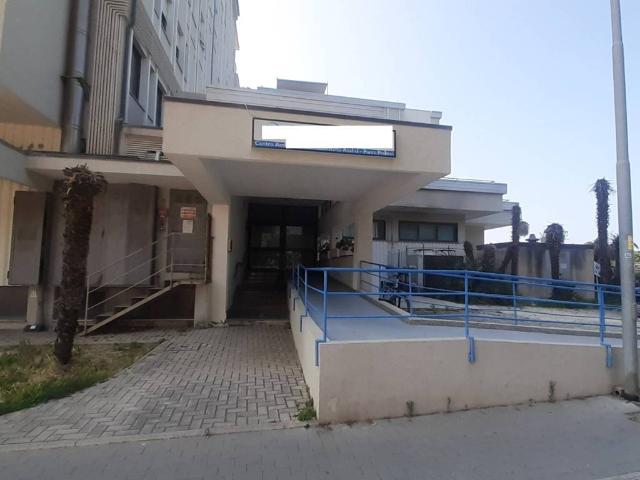 Locale Commerciale in affitto a Marche, Macerata
